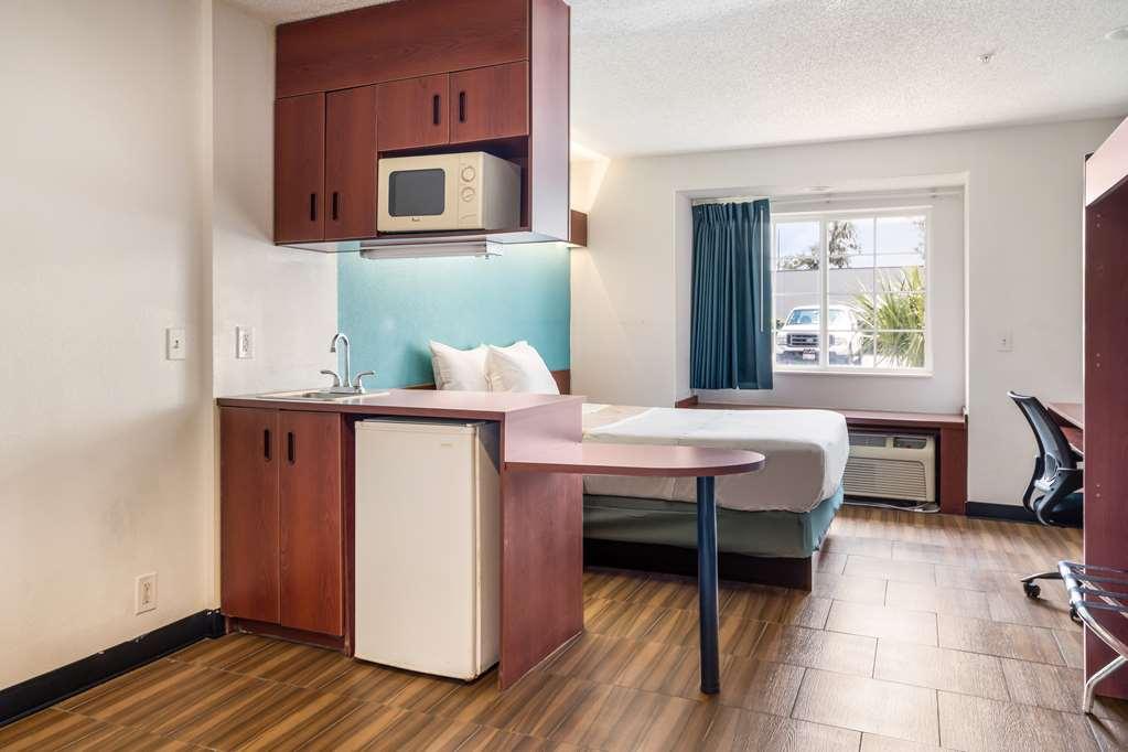 Americas Best Value Inn & Suites Брансвік Номер фото