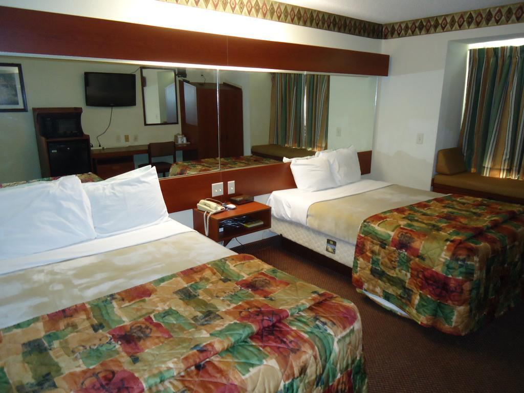 Americas Best Value Inn & Suites Брансвік Номер фото