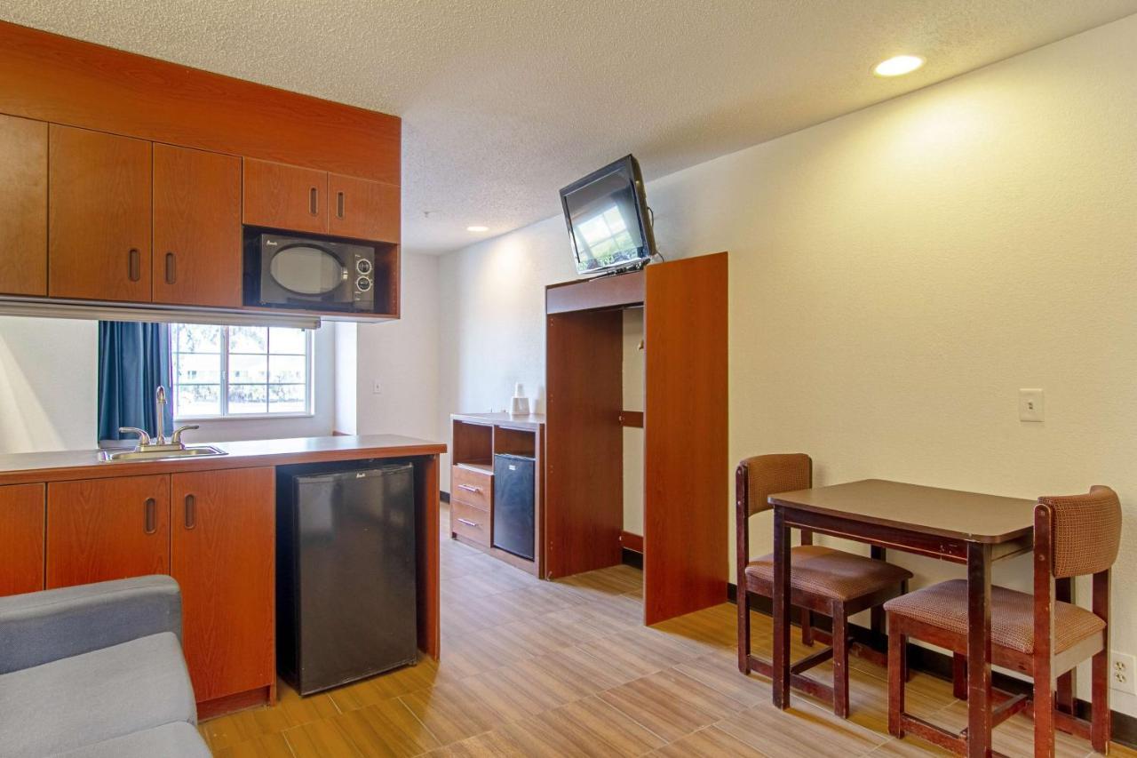 Americas Best Value Inn & Suites Брансвік Екстер'єр фото